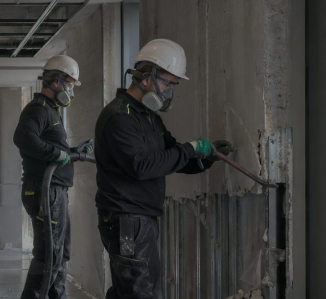 Opérateurs équipés lors d'un chantier de curage