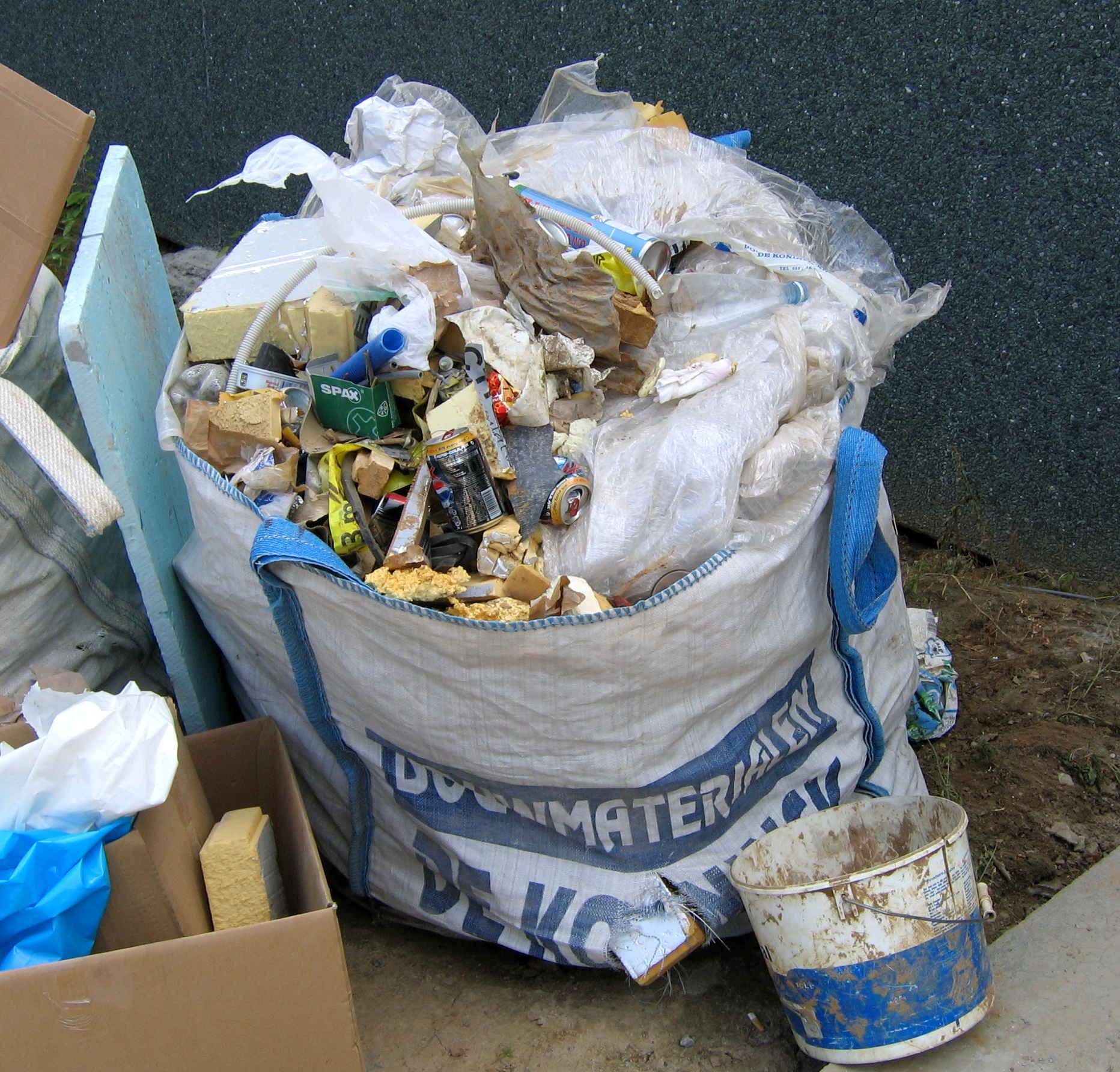 Sac de déchets de construction mélangés, illustration de l'intérêt du tri à la source